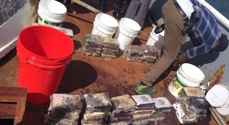 Autoridades RD detienen a 7 hombres con 79 paquetes de droga en embarcación en alta mar