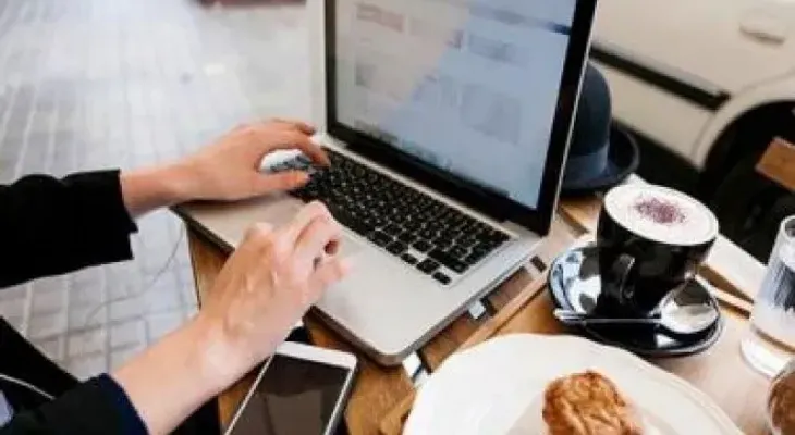 Los peligros de comer frente a la pantalla, es que centra más la atención en lo que ves, que en lo que come