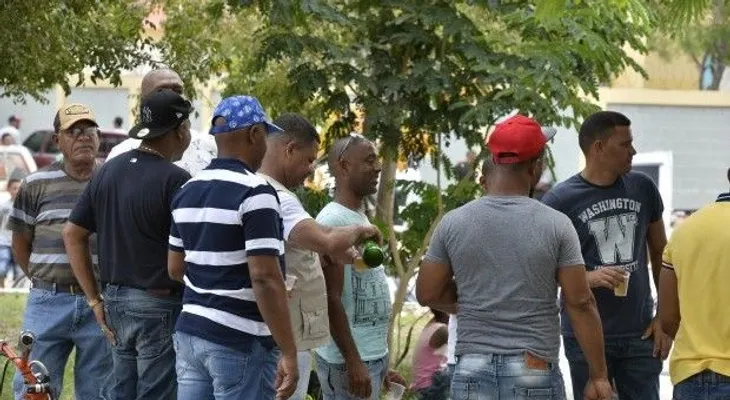 El alcohol es el protagonista en las cercanías de colegios electorales de Azua