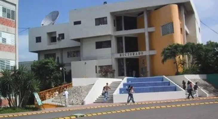 Hombre Intenta violar estudiante en baño de UTESA