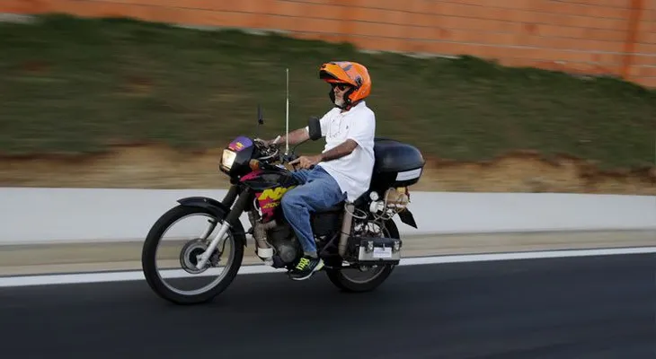 Un brasileño inventa una motocicleta que funciona con agua (VIDEO)