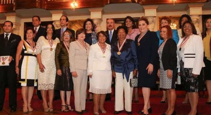 Danilo Medina reconoce diez mujeres dominicanas