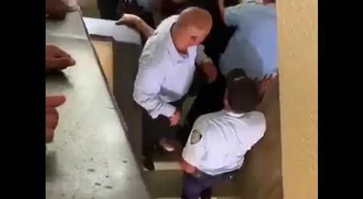 La esposa y la amante se disputan a trompadas el amor de un preso en el Palacio de Justicia 