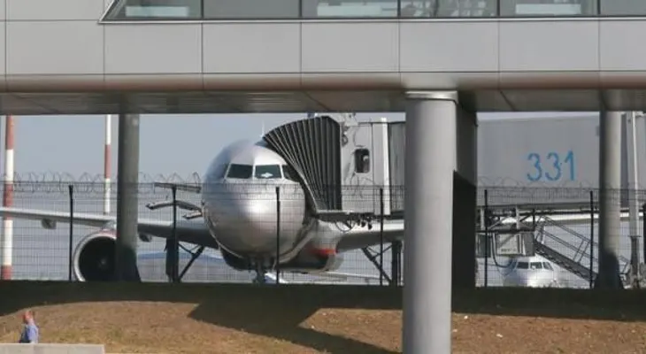 Snowden sigue "perdido" en el aeropuerto de Moscú