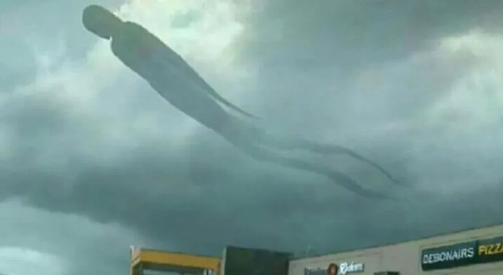 Misterio en Zambia por la presencia de una enorme figura humana en el cielo