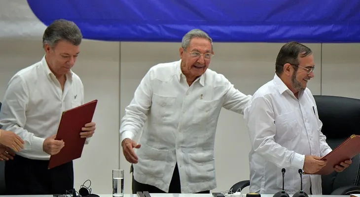 Cuba, de alentar a la guerrilla colombiana a ser artífice de la paz. ¿Por qué lo hace? ¿Qué busca?