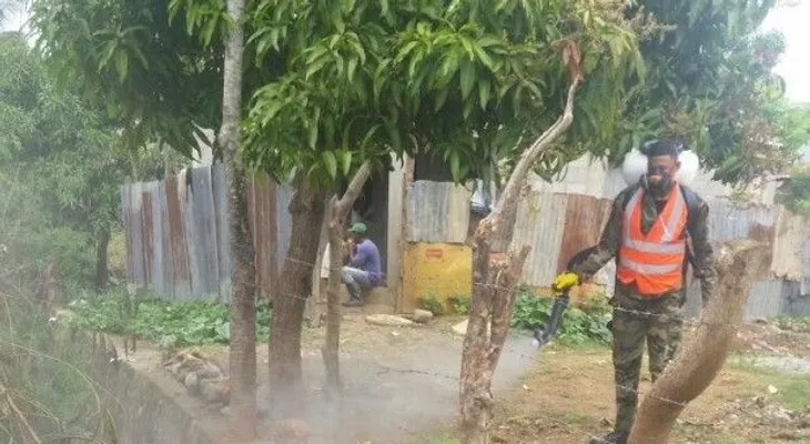 Obras Públicas lleva jornada de fumigación contra mosquitos a Los Guaricanos