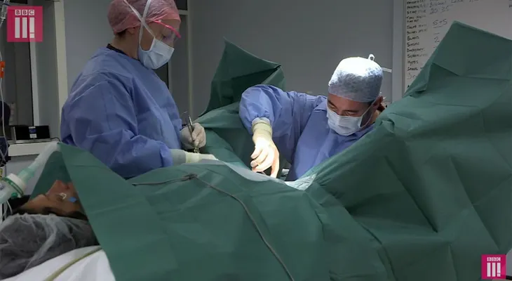 IMAGENES SENSIBLES: La BBC mostró sin censura cómo una mujer se sometió a una cirugía plástica de vagina