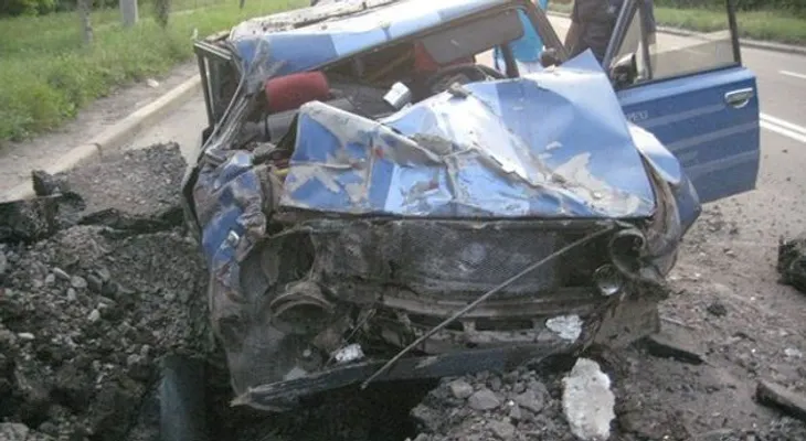 Video: Impactantes imágenes desde Ucrania: un proyectil explota en frente de un coche  