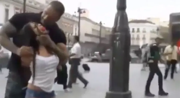 Polémica y revuelo en Sevilla por dos mujeres que se pasearon desnudas en plena calle