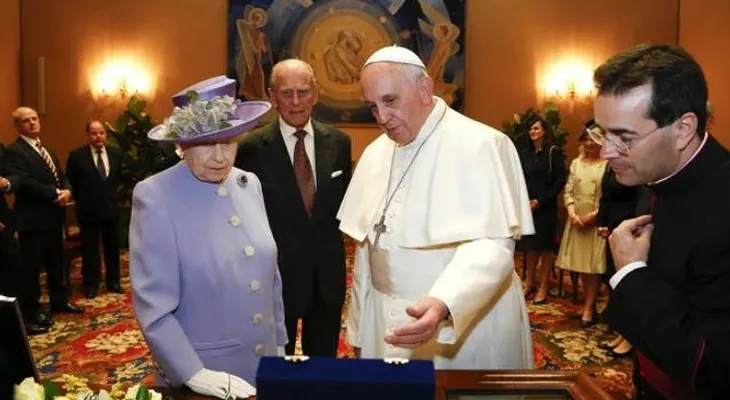 La reina de Inglaterra le regala un wiskey al Papa durante visita