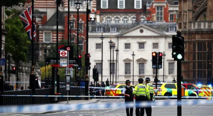 Un automóvil choca contra el Parlamento británico; el acto es considerado terrorismo
