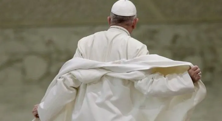 El papa dice a unos niños coristas que él canta "como un burro"