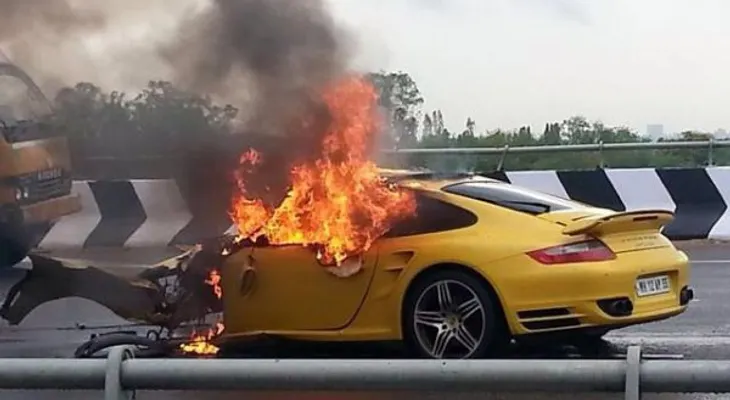 Esto ocurre cuando Porsche cae en charco de agua a 150 MPH (Video)