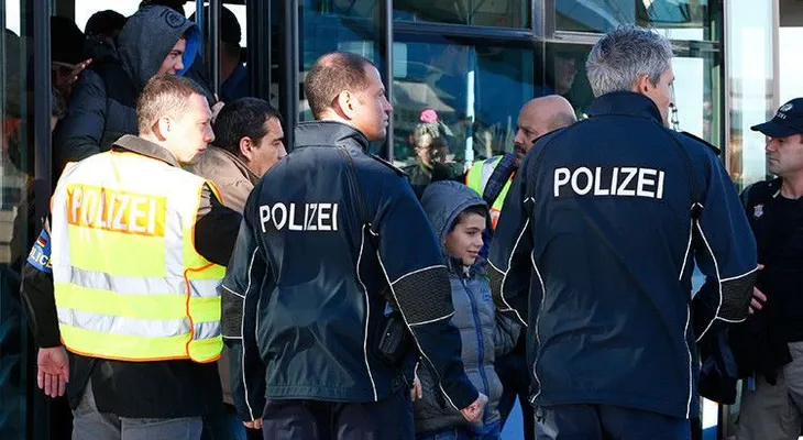 Recibimiento hostil: una agresiva multitud hace llorar a un niño refugiado en Alemania (VIDEO)