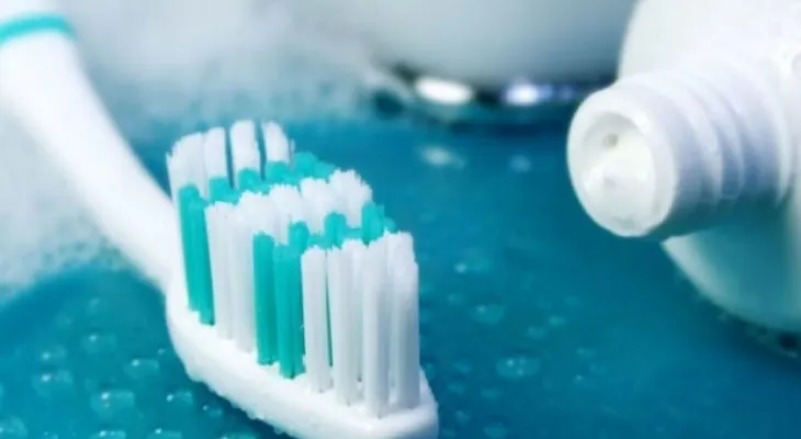 Por qué no es buena idea enjuagarse la boca después de cepillarse los dientes