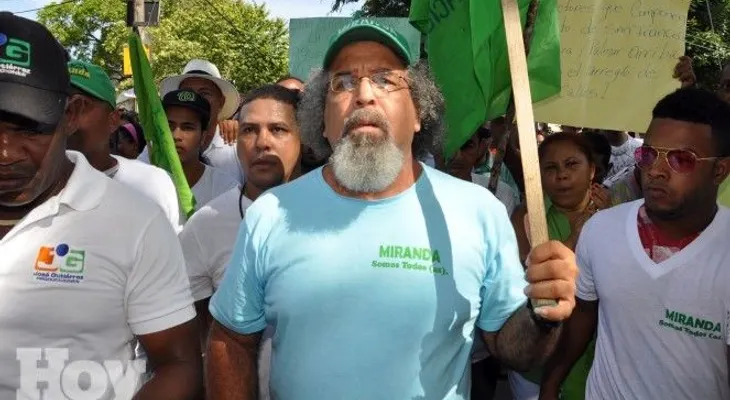 Rogelio marcha por arreglo de calles