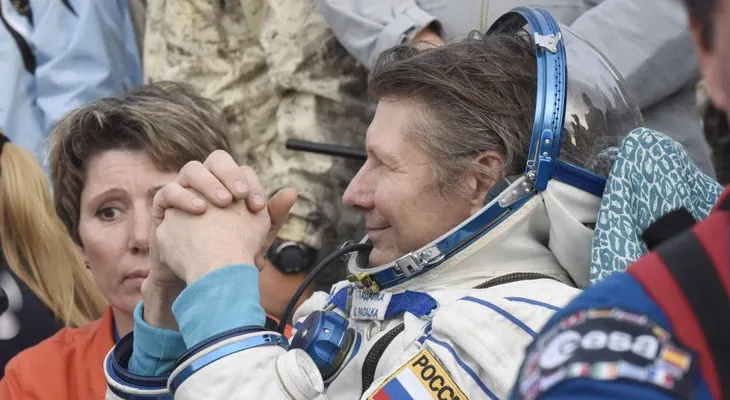 Vuelve a la Tierra el hombre que más tiempo ha pasado en el espacio
