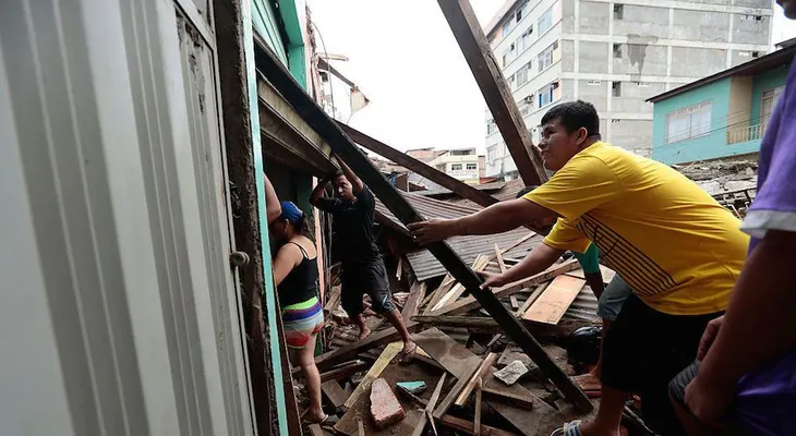Al menos 350 personas muertas tras terremoto de Ecuador