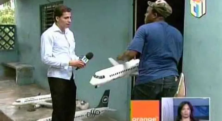 Joven es experto desde niño fabricando réplicas de aviones