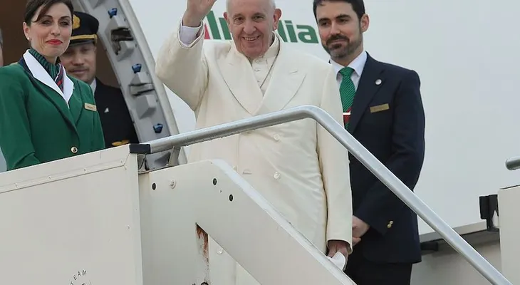 El papa Francisco parte hacia La Habana, su escala antes de viajar a México