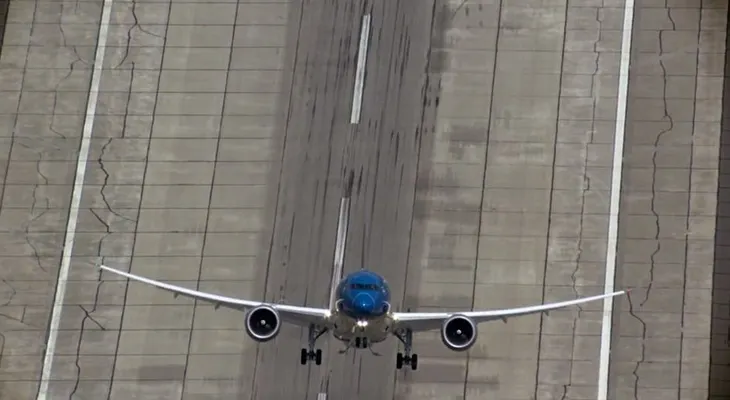 Este aterrizaje de un Boeing 777 te dejará con la boca abierta