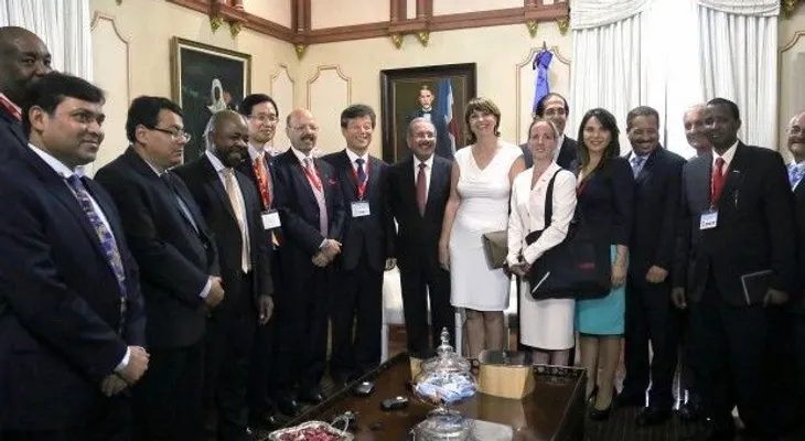 Presidente Medina recibe a miembros de la Asociación Mundial de Órganos Electorales