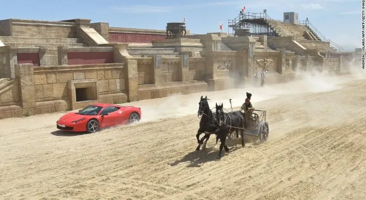 Un Ferrari contra una carroza romana tirada por caballos, ¿quién ganará?