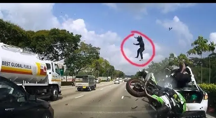 Impactante accidente: Motorista sale por los aires y su compañero acaba empotrado contra un coche