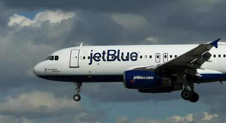 Tripulantes de JetBlue se sintieron enfermos por "olor inusual" y vuelo tuvo que ser desviado; salió de EEUU a RD