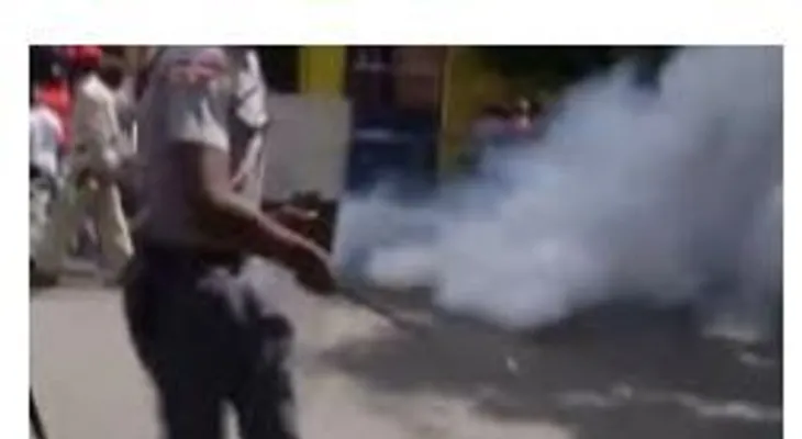 Tres haitianos intentan asaltar un autobús y enfrentan policías a piedras y botellazos