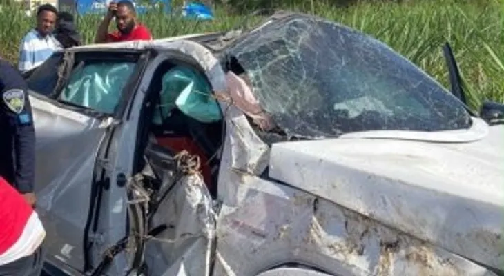Colisión entre carro y motocicleta deja dos muertos en La Matilla, Higüey