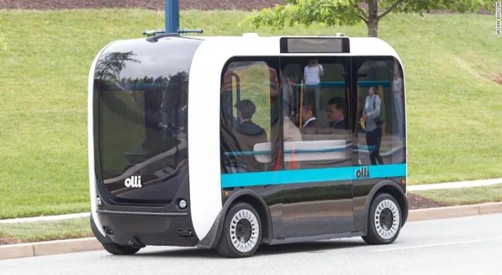 Este bus eléctrico habla y se maneja solo