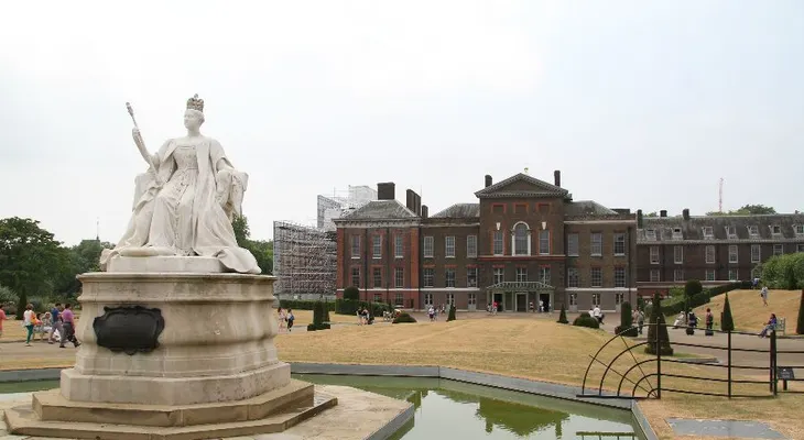 Hombre se prende fuego frente al Palacio de Kensington, hogar de los duques de Cambridge