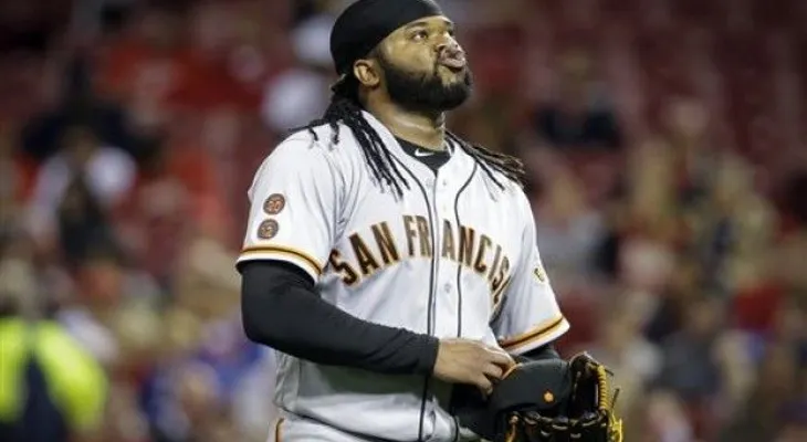 Cueto recibe paliza, pero Gigantes vencen a Rojos
