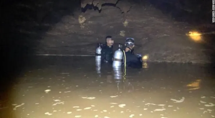 Rescatistas buscan a equipo de fútbol de niños que estaría atrapado en una cueva en Tailandia