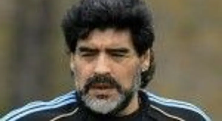Maradona asiste al partido de Argentina ante Tonga en el Mundial