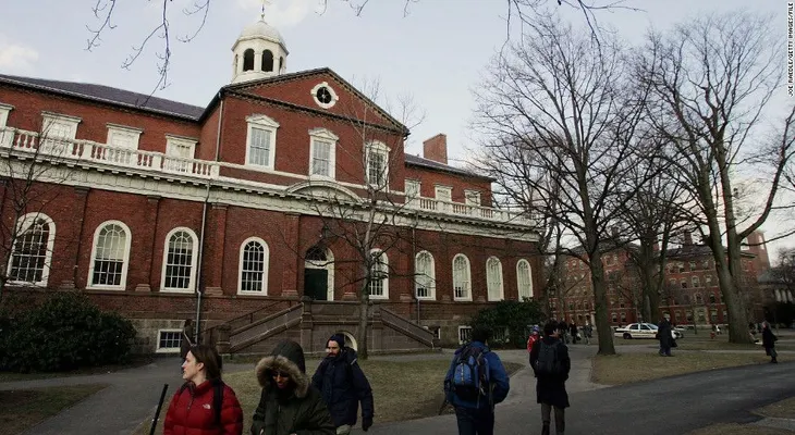 Harvard rechaza a aspirantes por burlarse de mexicanos en redes sociales