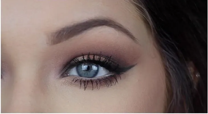6 Aceites naturales para cuidar el contorno de ojos