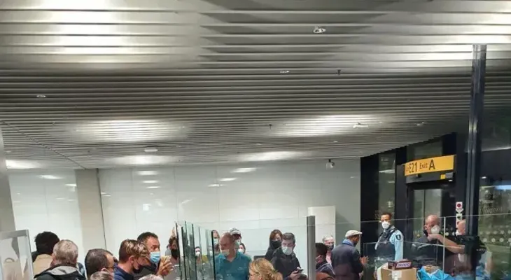 61 pasajeros de 2 vuelos de Sudáfrica dan positivo al aterrizar en Ámsterdam