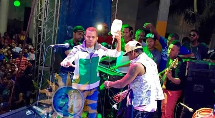 Omega llega con un suero a fiesta en San José de Ocoa
