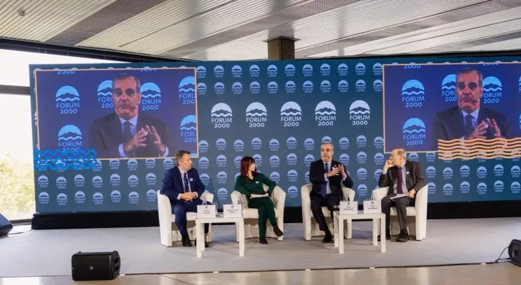 Abinader advierte en Praga que el continuismo amenaza la democracia y ratifica salida en agosto de 2028