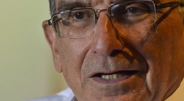 Humberto De la Calle, jefe negociador del gobierno de Colombia, pone su cargo a disposición