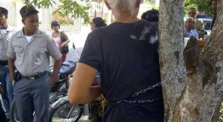 Mujer se encadena y amenaza con prenderse fuego
