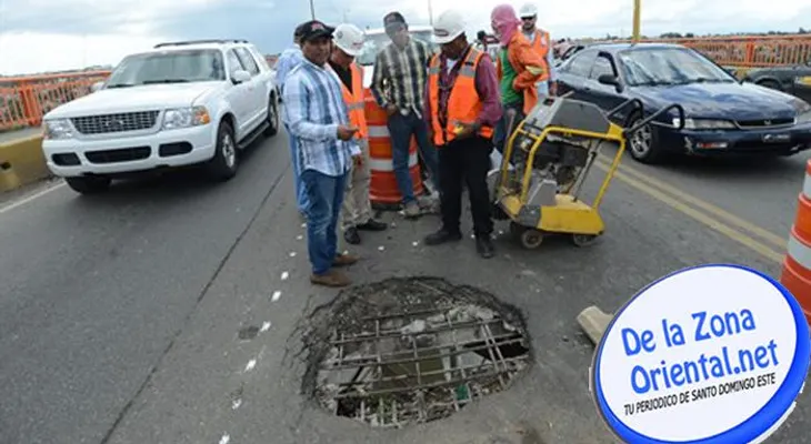 Obras Públicas tapa el hoyo en puente 17
