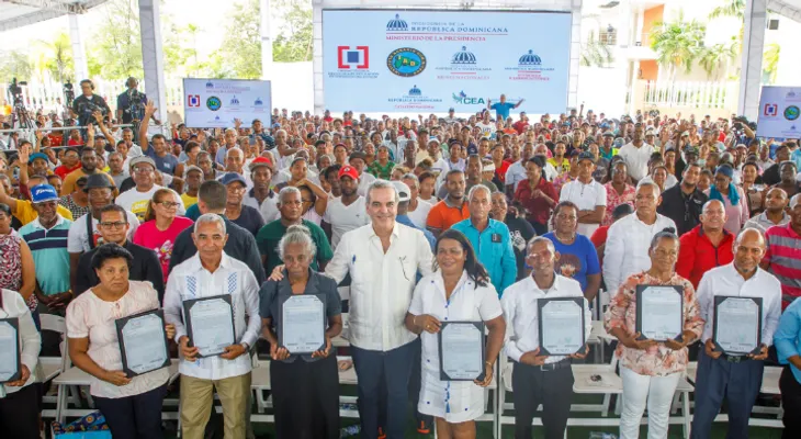 Presidente Abinader entrega el título número 100,000; programa de titulación impacta 29 provincias