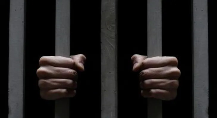 Condenan a 15 años hombre acusado de violar hermano menor