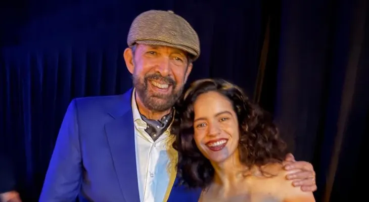 Juan Luis Guerra entrega el Premio Billboard Salón de la Fama a Rosalía en Miami