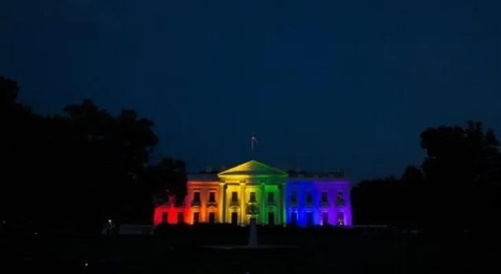 La Casa Blanca luce iluminada con los colores del arco iris 