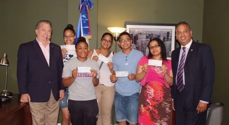 Cónsul de RD en NY y diputado de ultramar entregan becas a estudiantes dominicanos 